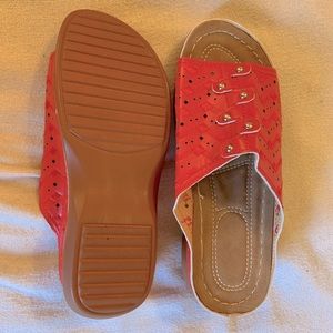 Red slide w/padded 9 1/4” footbed.